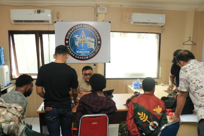 Kedua pelaku penyelundupan menjalani pemeriksaan. [Dok Polri]